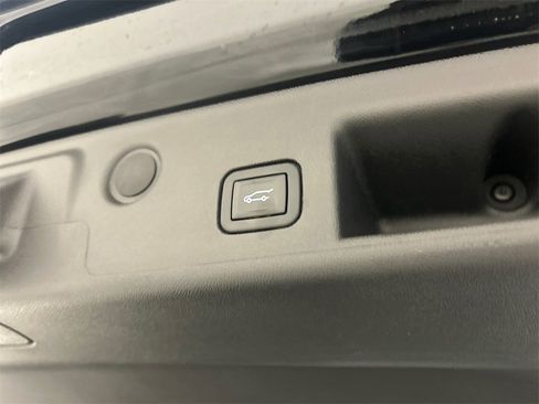 Used 2023 Chevrolet Equinox LT image 34