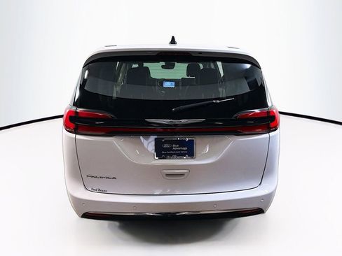 Used 2024 Chrysler Pacifica Touring-L image 19