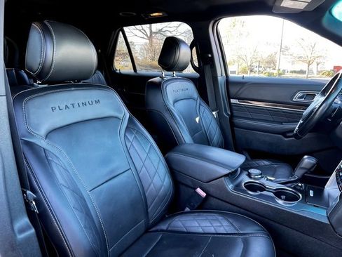 Used 2017 Ford Explorer Platinum image 26