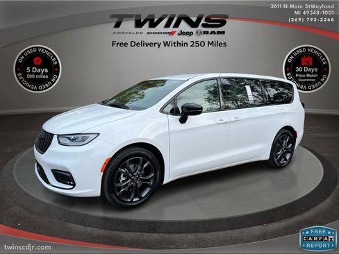 New 2026 Chrysler Pacifica Select image 9