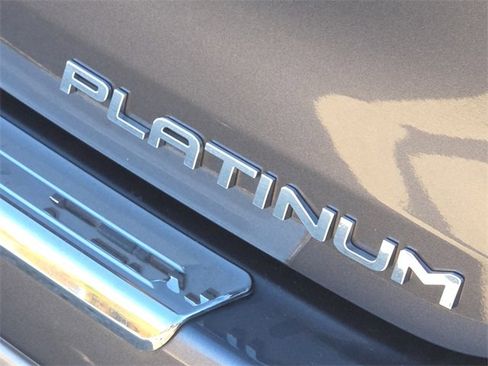 Used 2023 Toyota Highlander L image 10