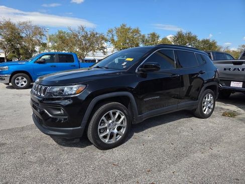 Used 2023 Jeep Compass Latitude image 3