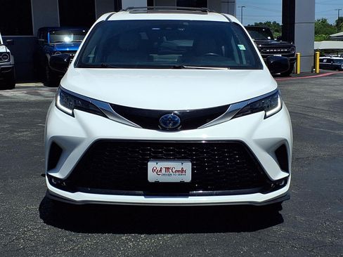 Used 2023 Toyota Sienna XSE FWD image 2