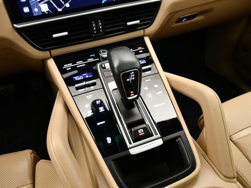 Used 2022 Porsche Cayenne Platinum Edition image 31