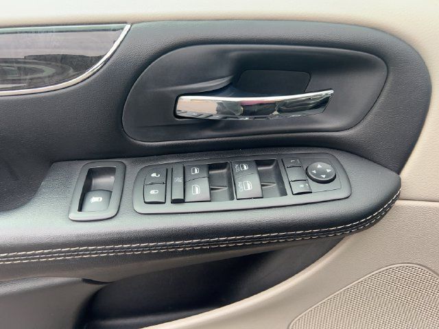 Used 2015 Chrysler Town & Country Touring-L w/ Driver Convenience Group FWD image 17