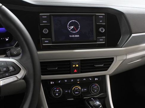 Certified 2023 Volkswagen Jetta SE image 9