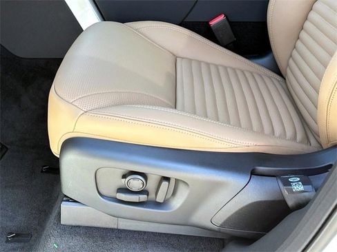 New 2025 Land Rover Discovery Dynamic SE image 17
