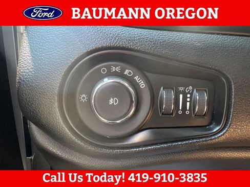 Used 2017 Jeep Renegade Latitude FWD image 18