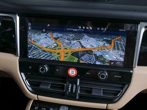 Certified 2026 Porsche Macan image 18