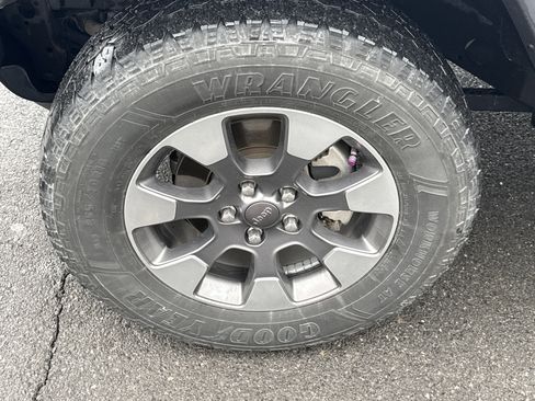 Used 2018 Jeep Wrangler Unlimited Sahara image 9