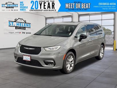 New 2025 Chrysler Pacifica Select