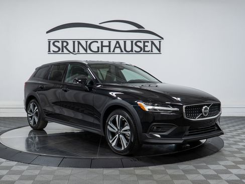 Used 2024 Volvo V60 B5 Cross Country Plus image 3