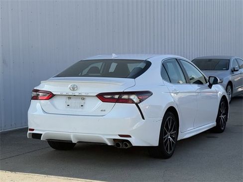 Used 2024 Toyota Camry SE image 4