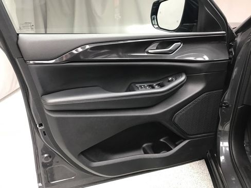 Used 2023 Jeep Grand Cherokee L Laredo image 8