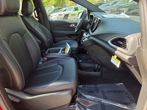 New 2026 Chrysler Pacifica Select image 14