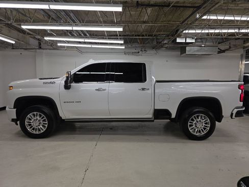 Used 2022 Chevrolet Silverado 2500 High Country w/ Z71 Off-Road Package image 6