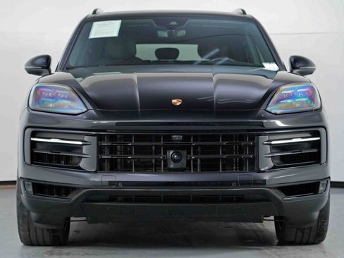 Used 2024 Porsche Cayenne w/ Premium Package image 7