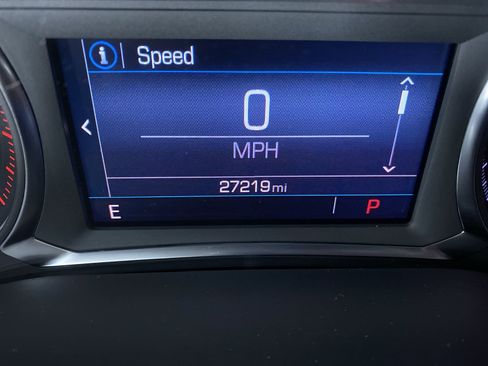 Used 2023 GMC Acadia SLE w/ Driver Convenience Package image 4