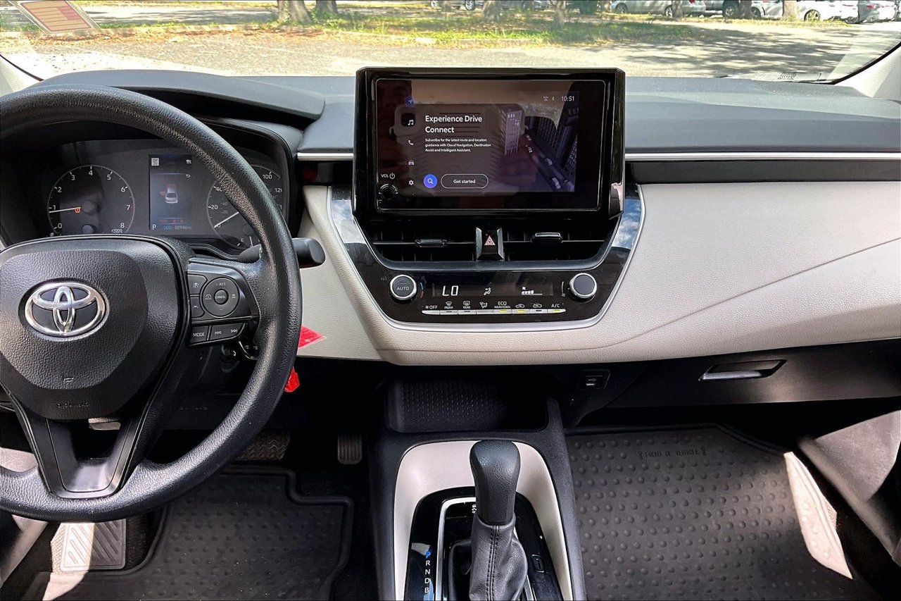 Used 2025 Toyota Corolla LE FWD image 9