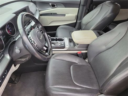 Used 2022 Kia Carnival LX image 9