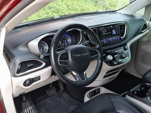 Used 2021 Chrysler Pacifica Touring-L w/ Uconnect Theater Family Group image 19