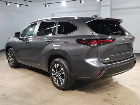 Used 2025 Toyota Highlander XLE AWD/4WD image 5