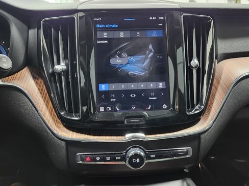 Used 2023 Volvo XC60 B5 Plus image 32