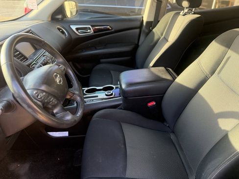 Used 2019 Nissan Pathfinder SV image 11