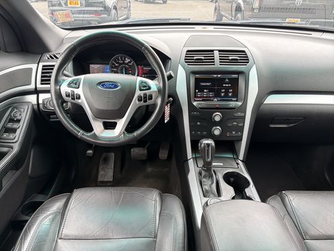 Used 2014 Ford Explorer XLT w/ Equipment Group 202A AWD/4WD image 11