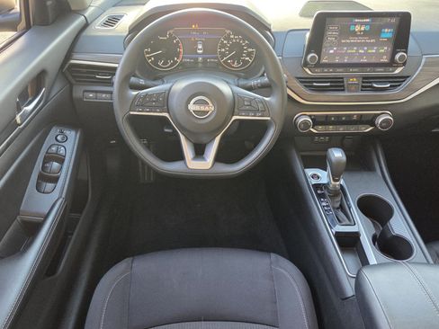 Used 2025 Nissan Altima 2.5 SV FWD image 14