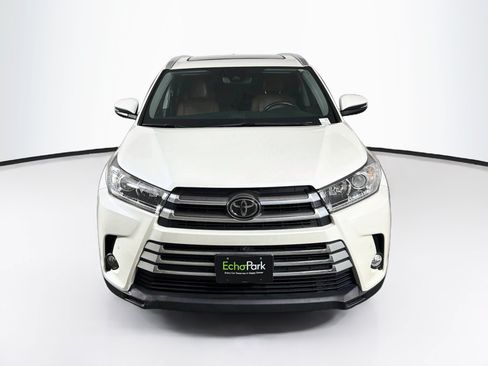 Used 2018 Toyota Highlander Limited Platinum FWD image 2