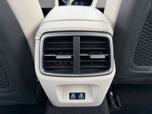 Used 2025 Genesis G70 2.5T image 21