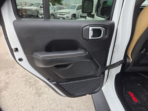 Used 2019 Jeep Wrangler Unlimited Rubicon AWD/4WD image 14