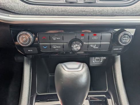 Used 2025 Jeep Compass Latitude AWD/4WD image 17