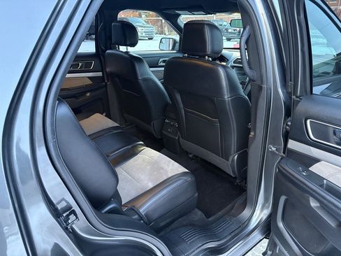 Used 2017 Ford Explorer XLT w/ XLT Appearance Package image 13
