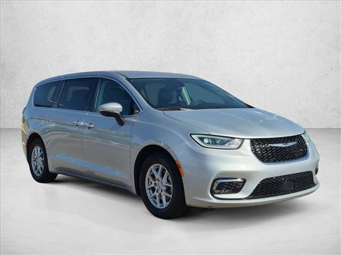 Used 2023 Chrysler Pacifica Touring-L FWD image 3