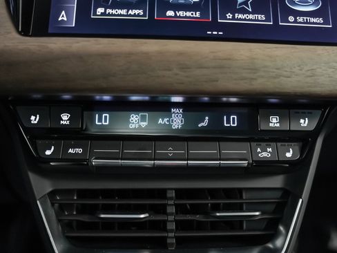 Used 2023 Audi e-tron GT Premium Plus image 18