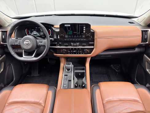 Used 2025 Nissan Pathfinder Platinum FWD image 13