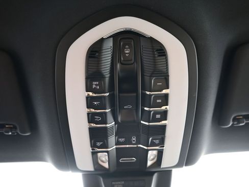 Used 2022 Porsche Macan S image 25