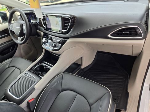 Used 2024 Chrysler Pacifica Limited w/ Uconnect Theater Family Group FWD image 24