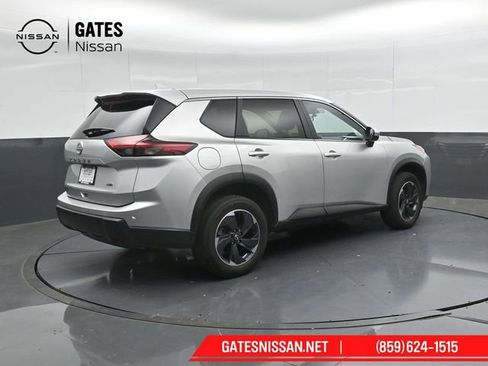 Used 2025 Nissan Rogue SV AWD/4WD image 2