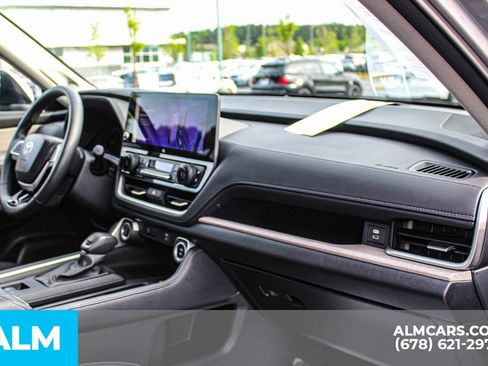Used 2024 Toyota Grand Highlander AWD image 25