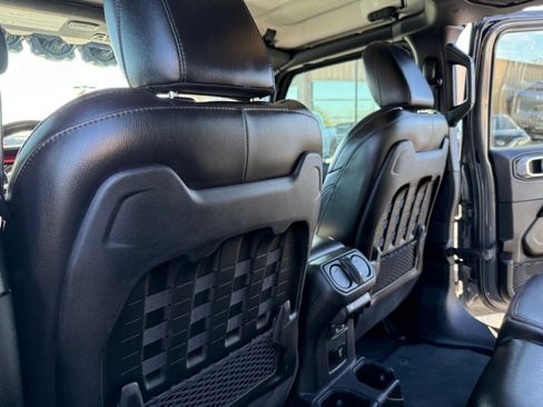 Used 2022 Jeep Gladiator Rubicon w/ Cold Weather Group image 18