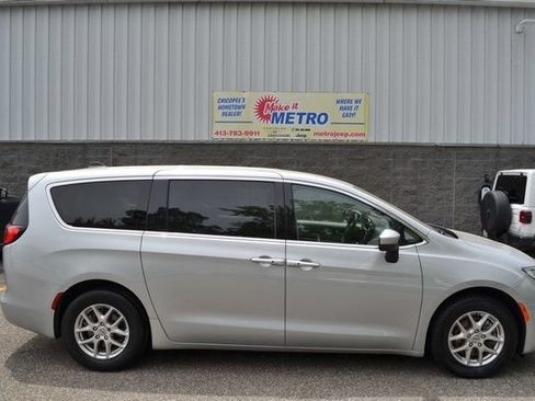 Used 2023 Chrysler Voyager LX FWD image 9