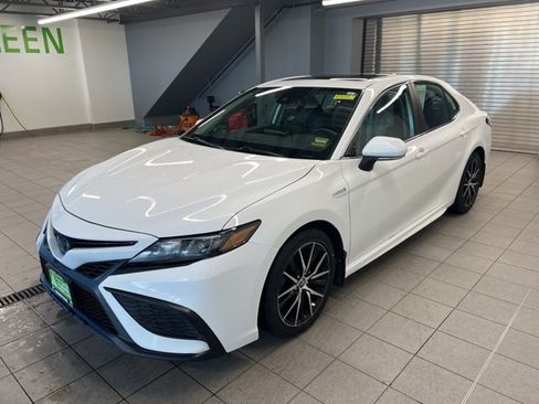 Used 2021 Toyota Camry SE w/ Cold Weather Package image 3