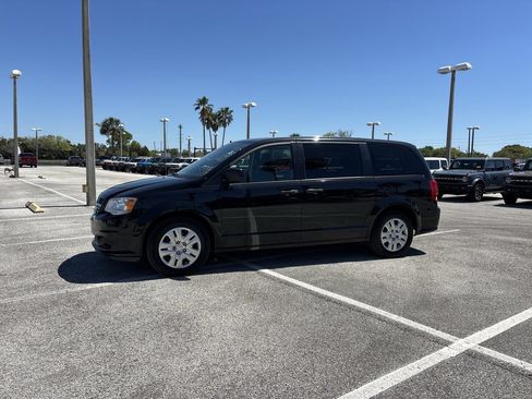 Used 2019 Dodge Grand Caravan SE w/ UConnect Hands-Free Group FWD image 1