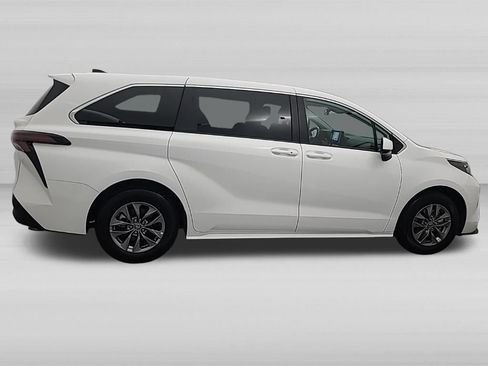 Used 2026 Toyota Sienna LE FWD image 3
