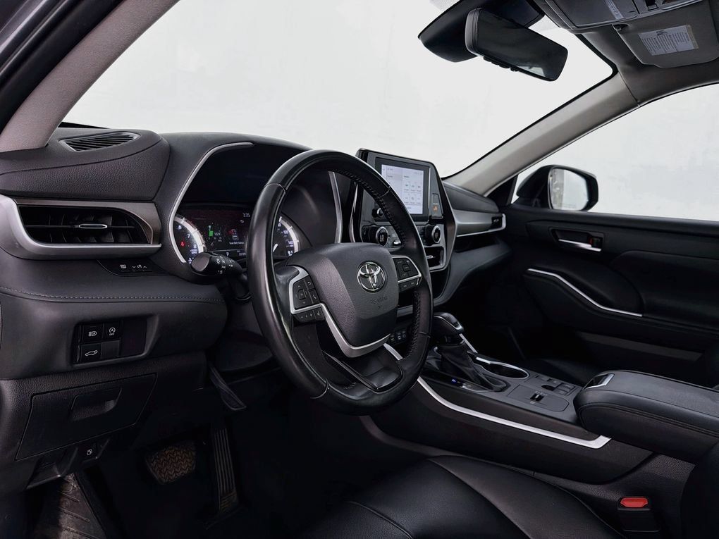 Used 2023 Toyota Highlander XLE FWD image 14