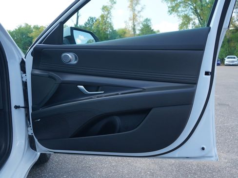 Used 2025 Hyundai Elantra Limited FWD image 9