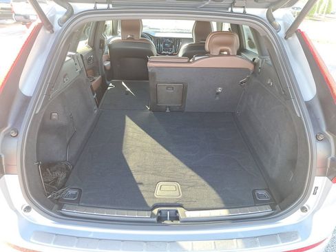 Used 2022 Volvo XC60 B5 Momentum w/ Advanced Package image 6